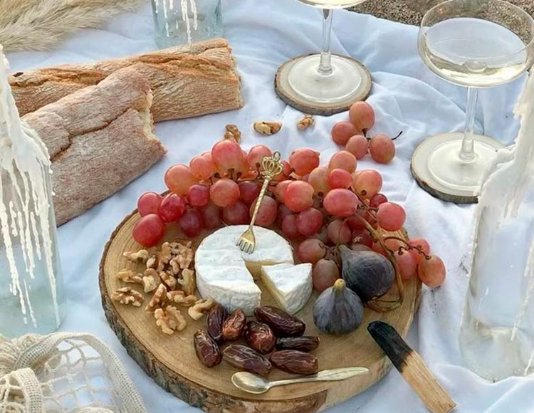 Tapasbræt med vin og snacks